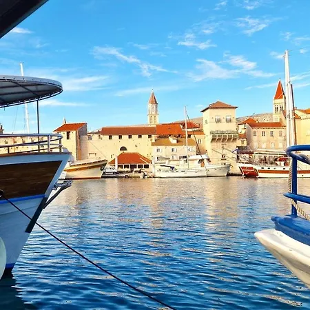 アパート Divine Seaview トロギール